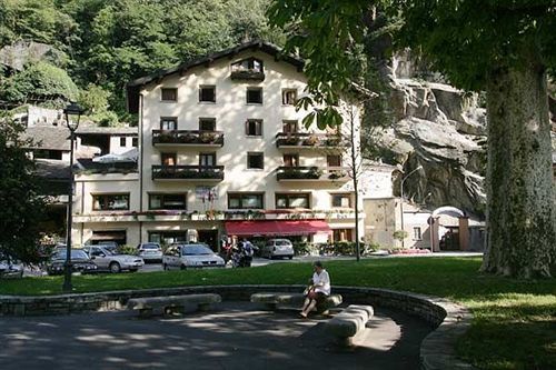 Crimea Wine Hotel Chiavenna Extérieur photo